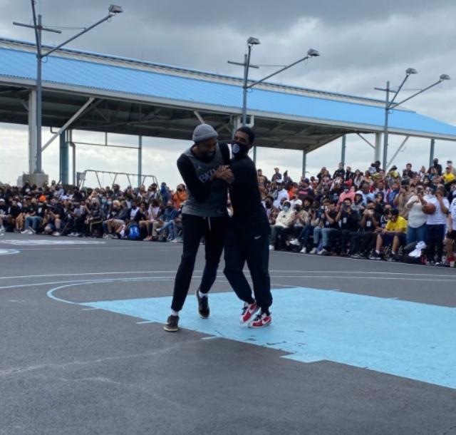 户外训练KD欧文热情相拥 拒接疫苗他依然态度坚决